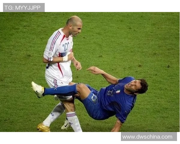 足球明星挑战极限模仿其他球员踢球技巧的精彩瞬间与背后故事 足球明星挑战极限模仿其他球员踢球技巧的精彩瞬间与背后故事