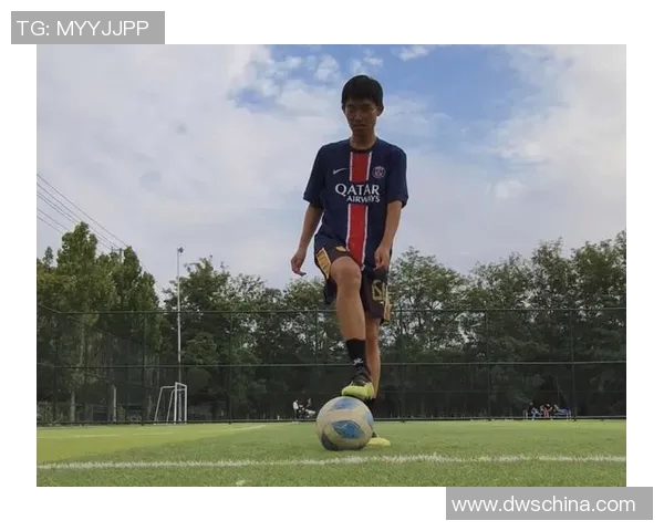 足球明星颠球技巧展示图片集锦让你领略球场魅力与风采
