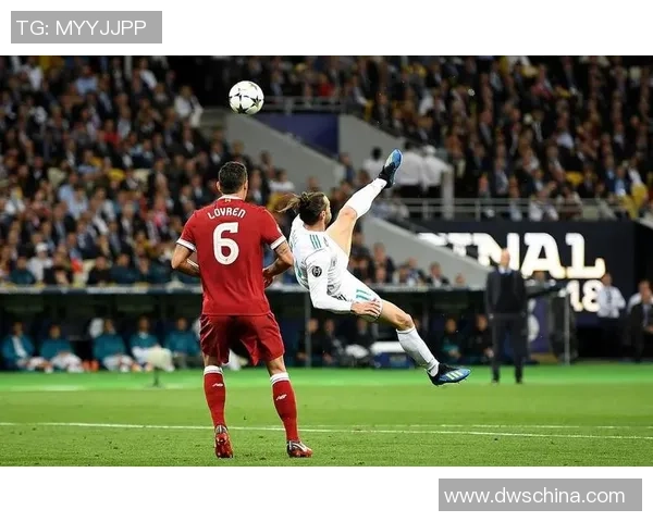 足球明星奔跑姿态解析展现速度与力量的完美结合